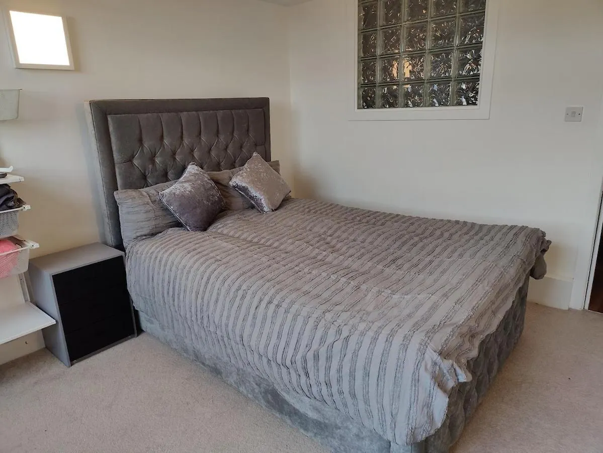 דוסברי Penthouse Apartment - Free Garaged Parking - Balcony - Gym