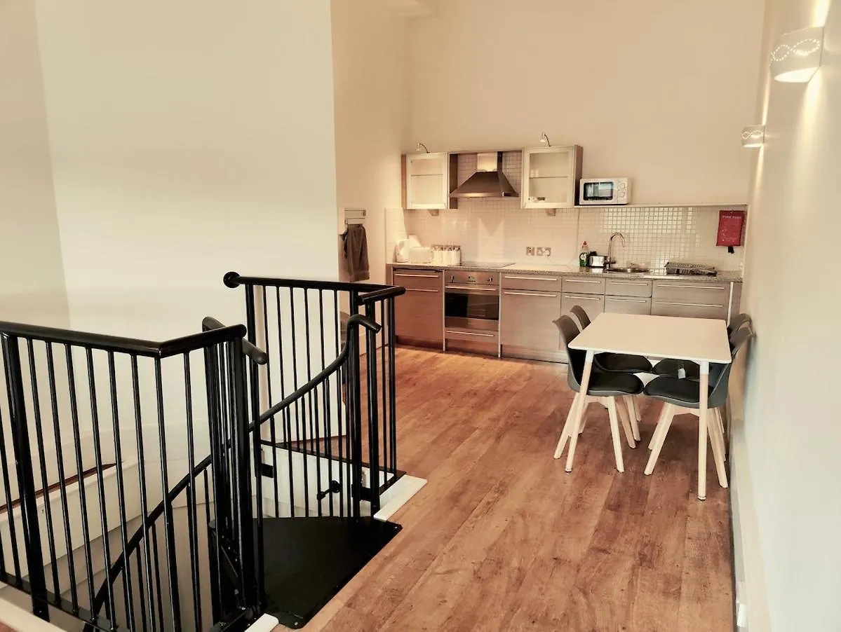 דוסברי Penthouse Apartment - Free Garaged Parking - Balcony - Gym